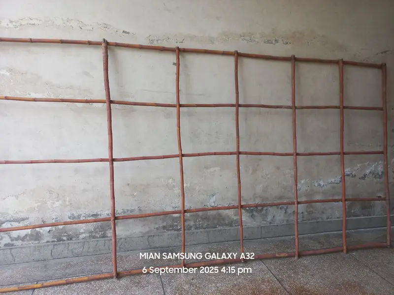 Heavy angle metal frames with metal net and pipes metal frame — photo 7
