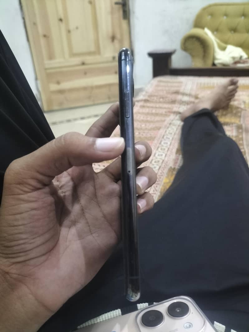 Apple iPhone 11 Pro Max 2