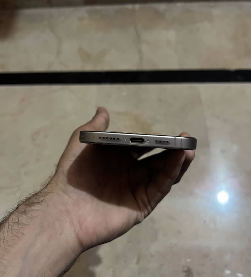 iPhone 16 pro max 4