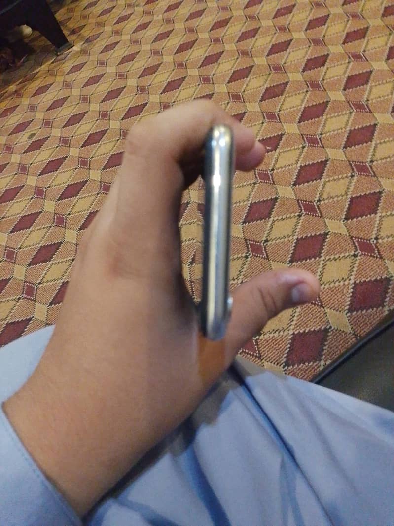 Apple iPhone X 4