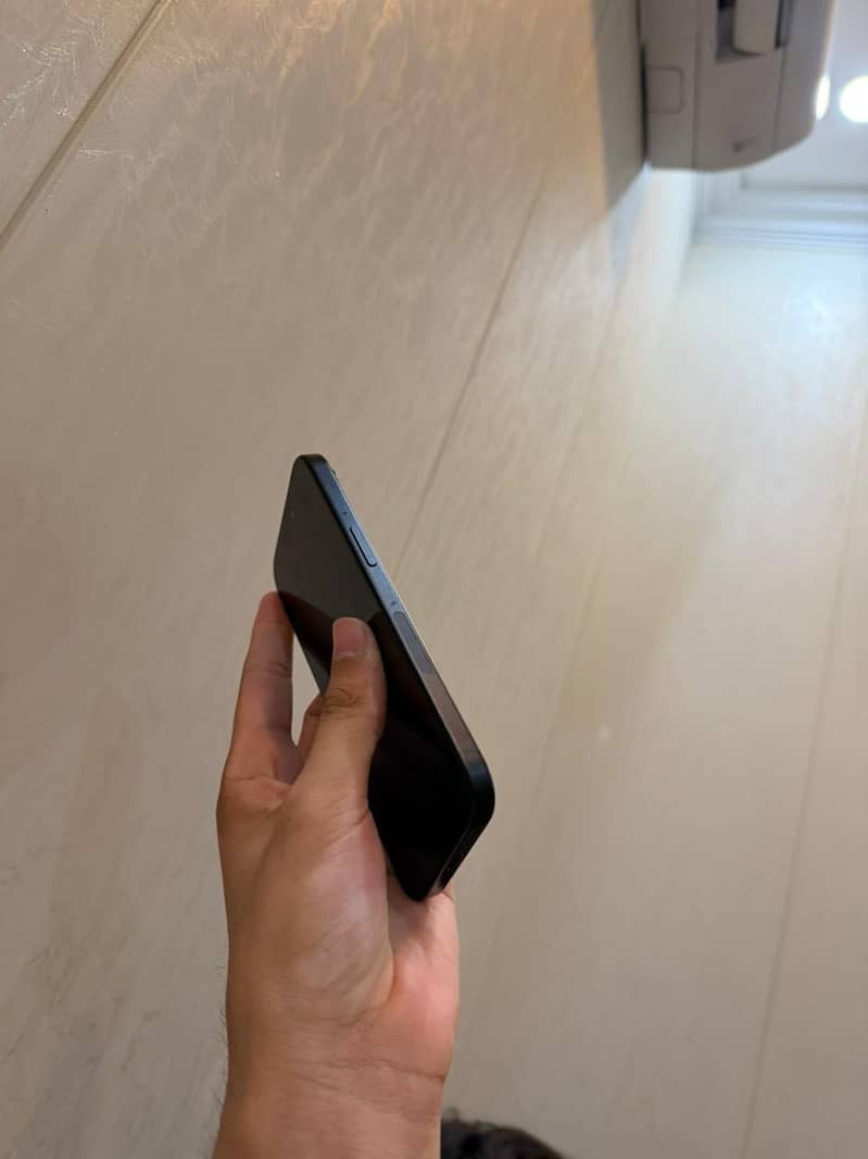 iPhone 15 4