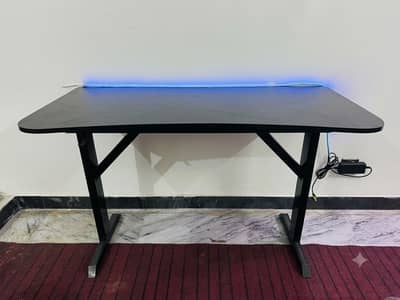 Selling a modern black computer desk in excellent condition