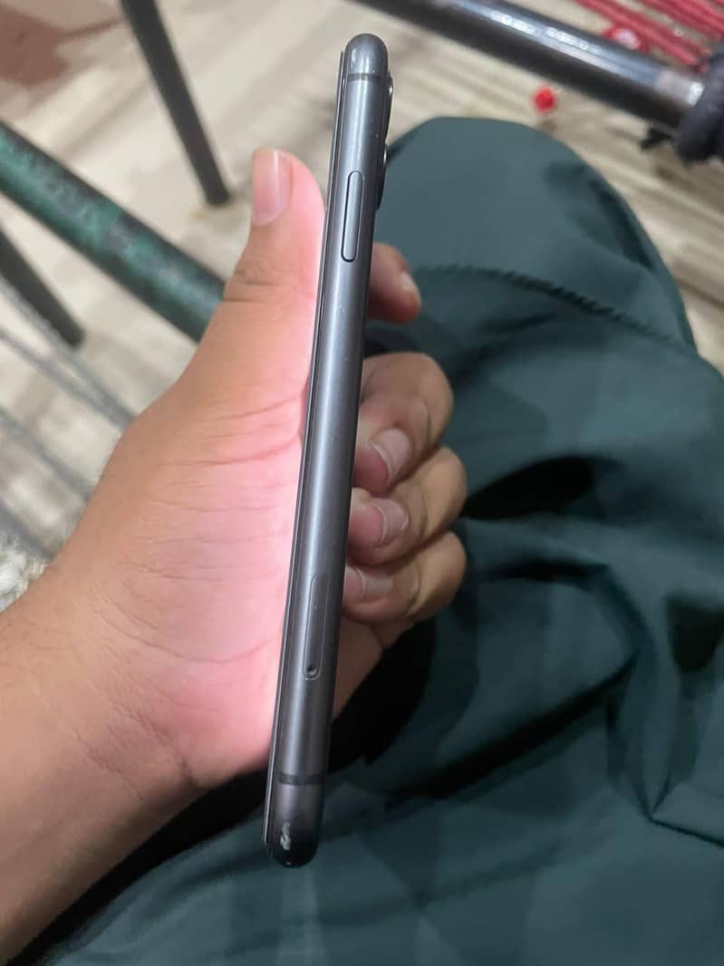 Apple iPhone 11 3