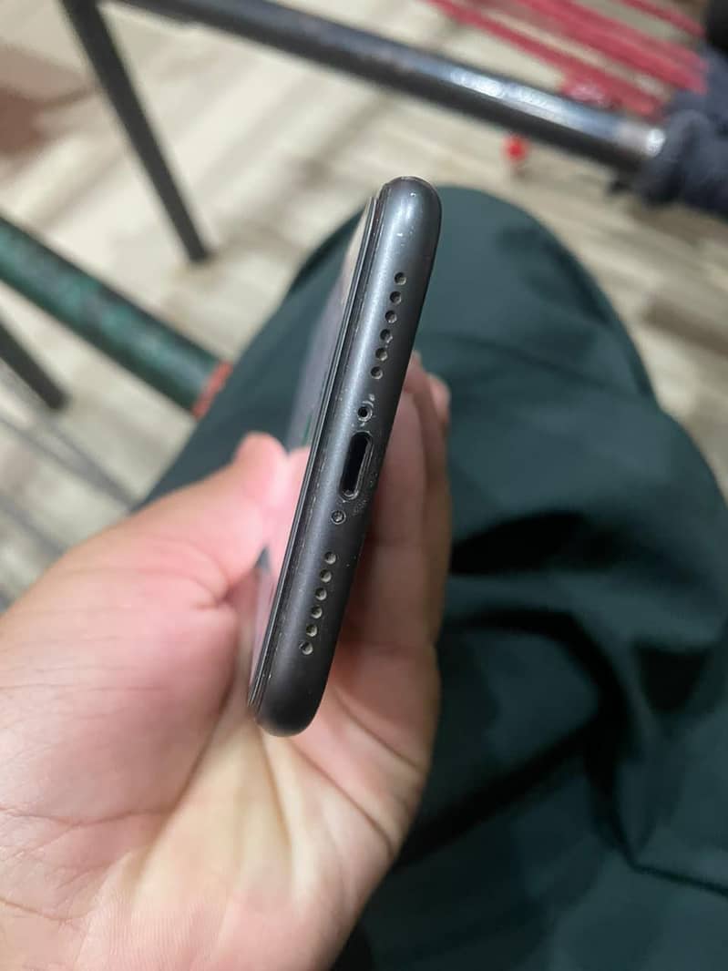 Apple iPhone 11 4
