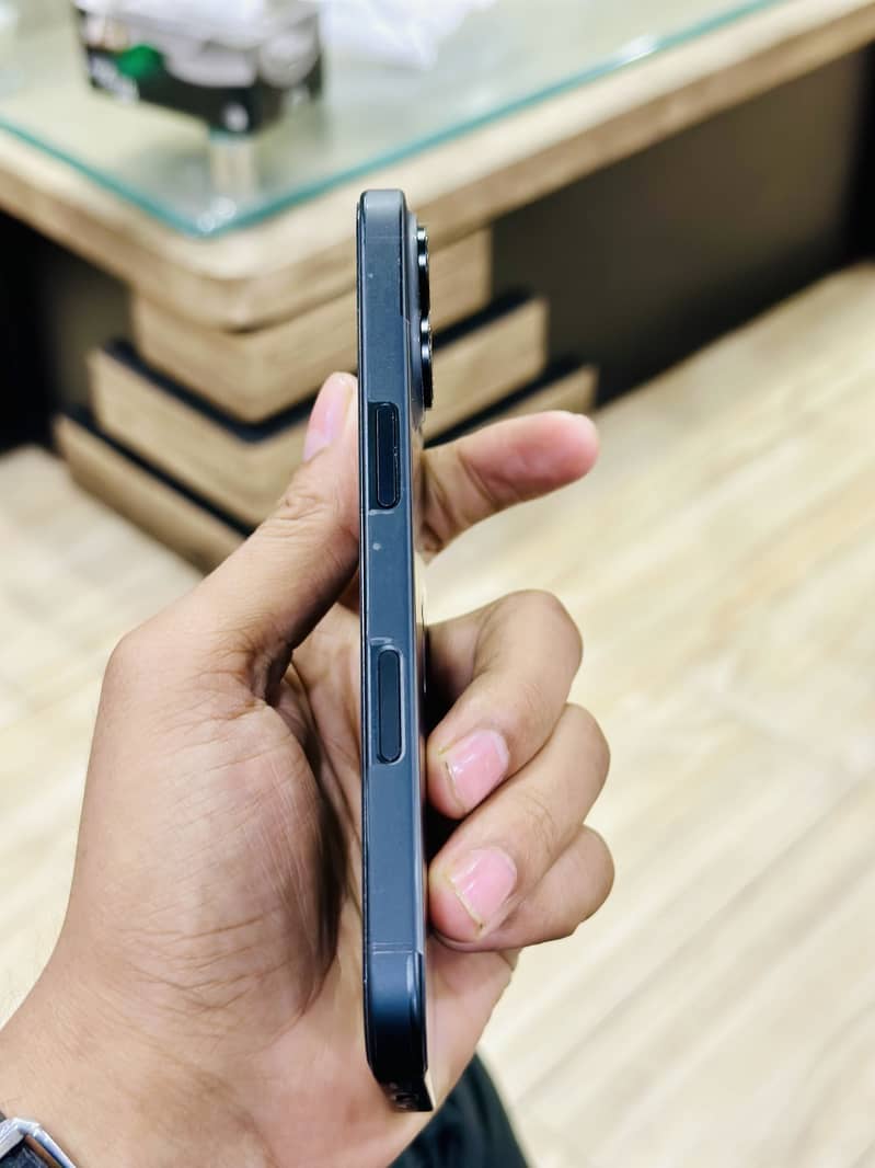 Apple iPhone 16 3