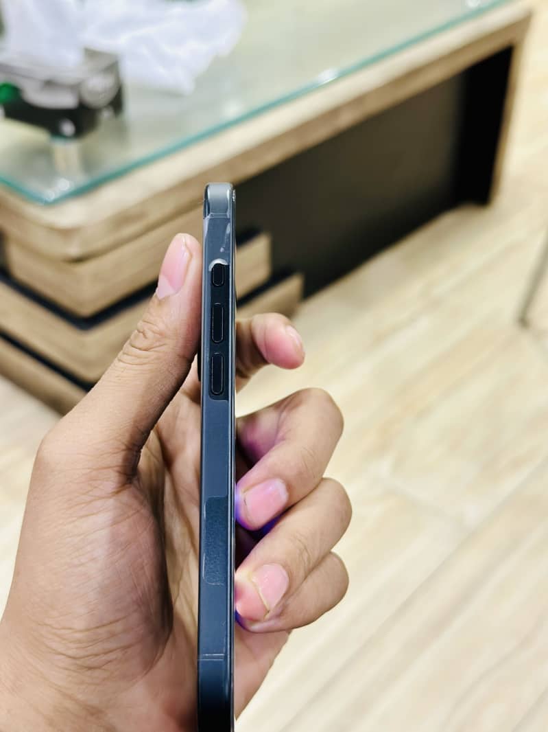Apple iPhone 16 4