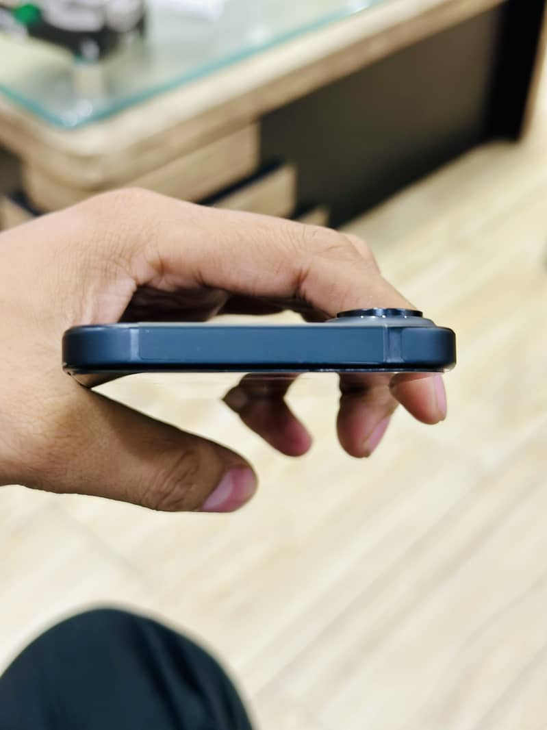 Apple iPhone 16 5
