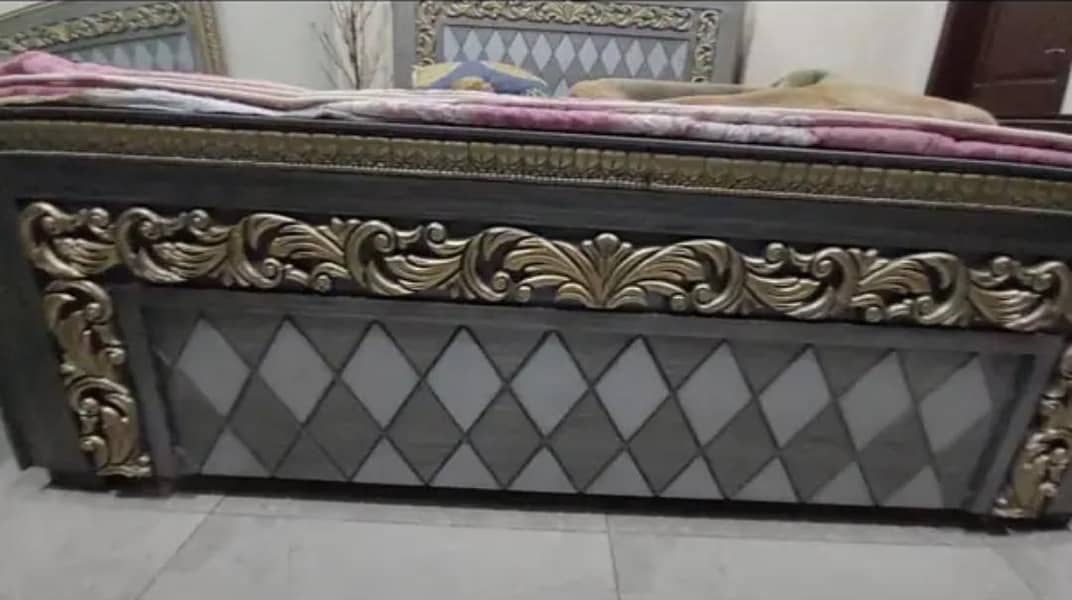 Bed Queen size 1
