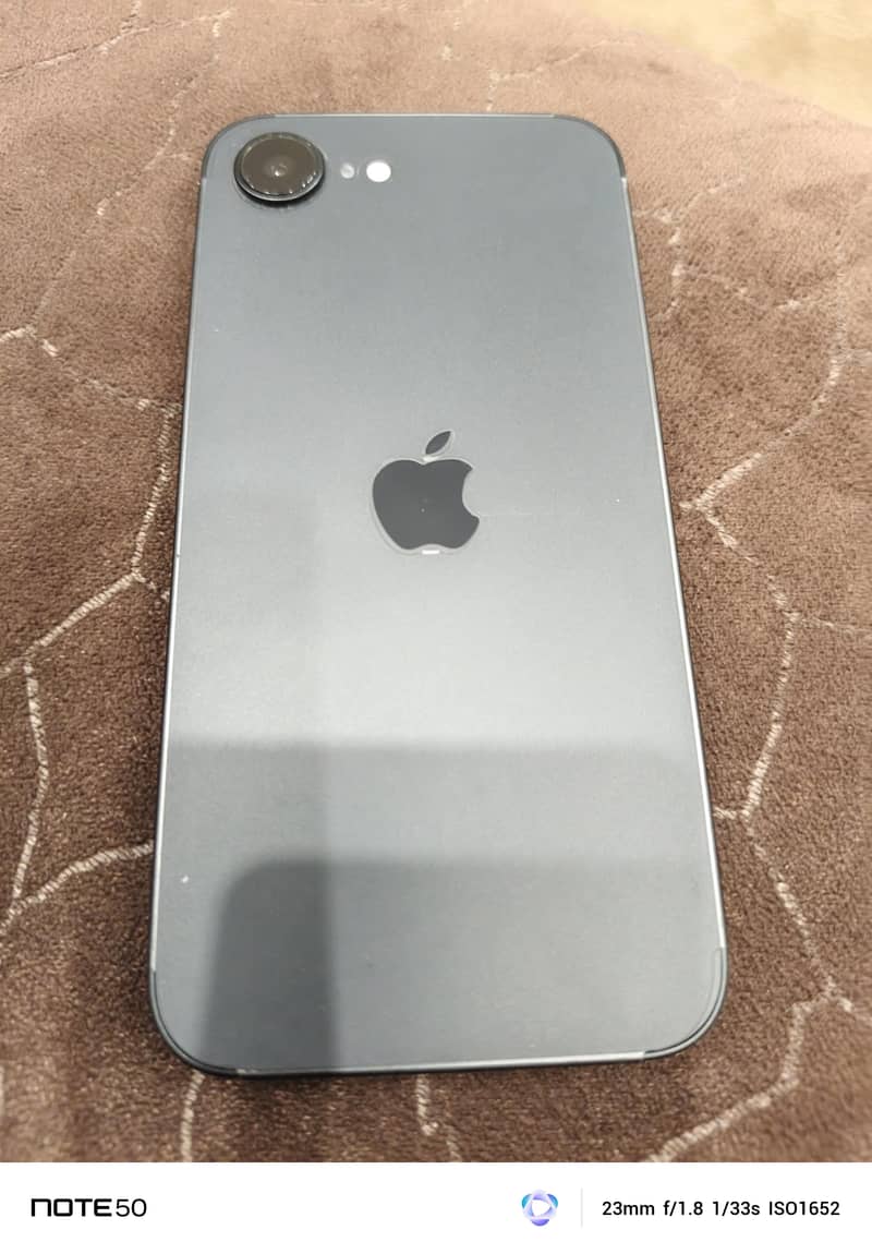 Apple iPhone 16e 0