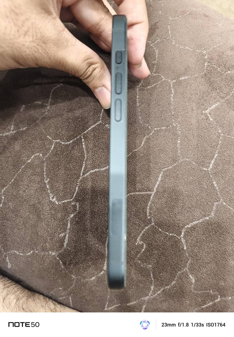 Apple iPhone 16e 1
