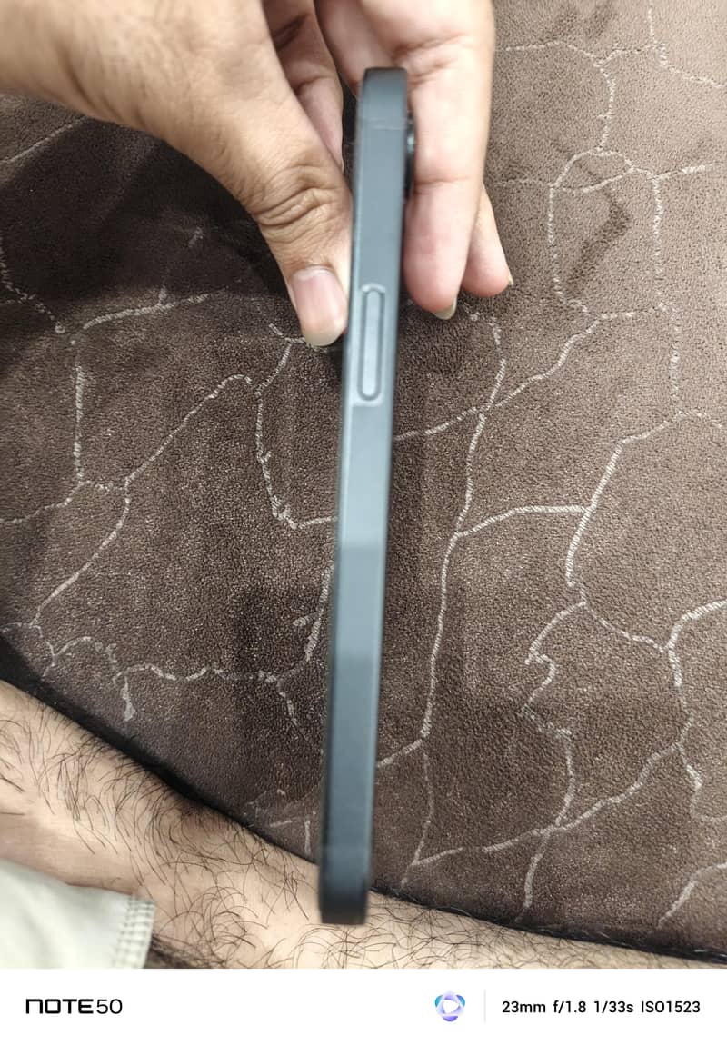 Apple iPhone 16e 2