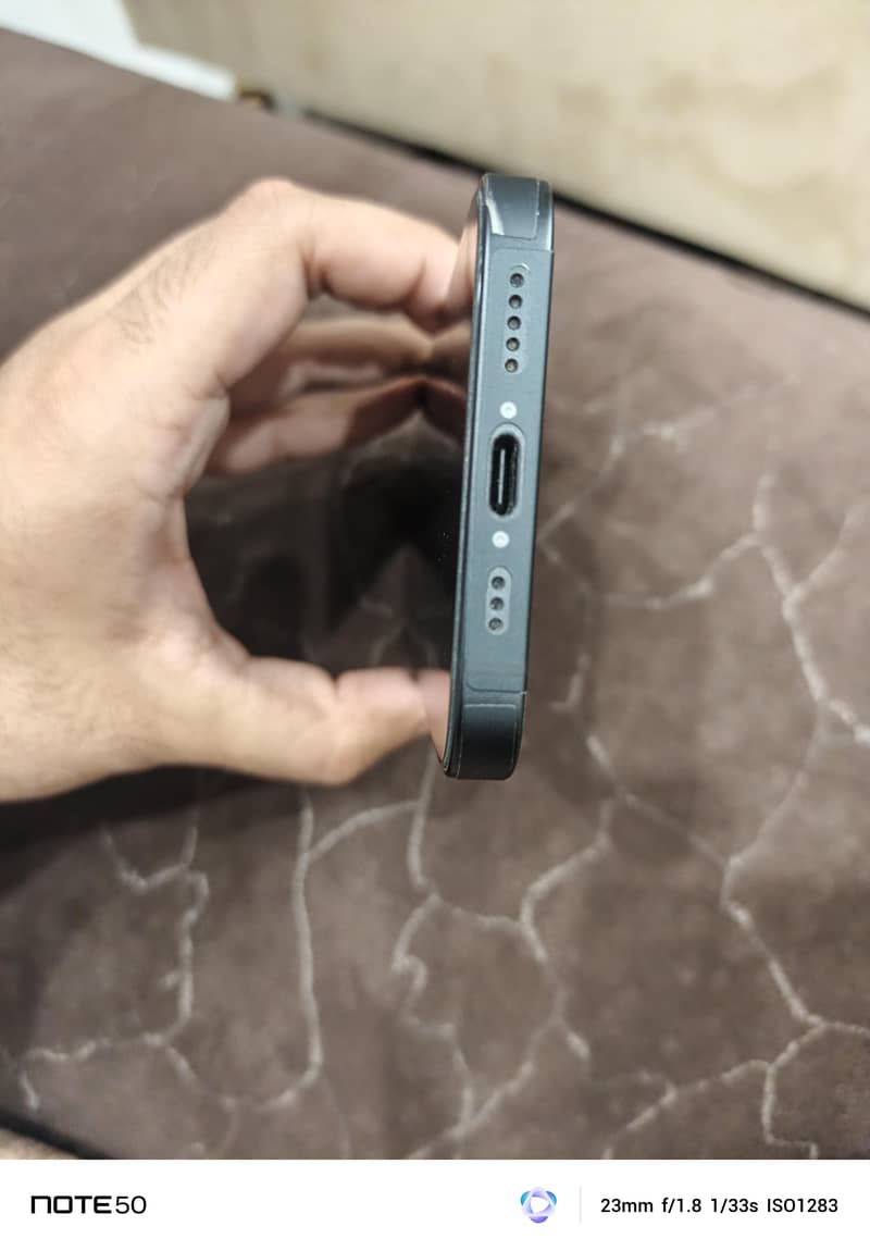 Apple iPhone 16e 3