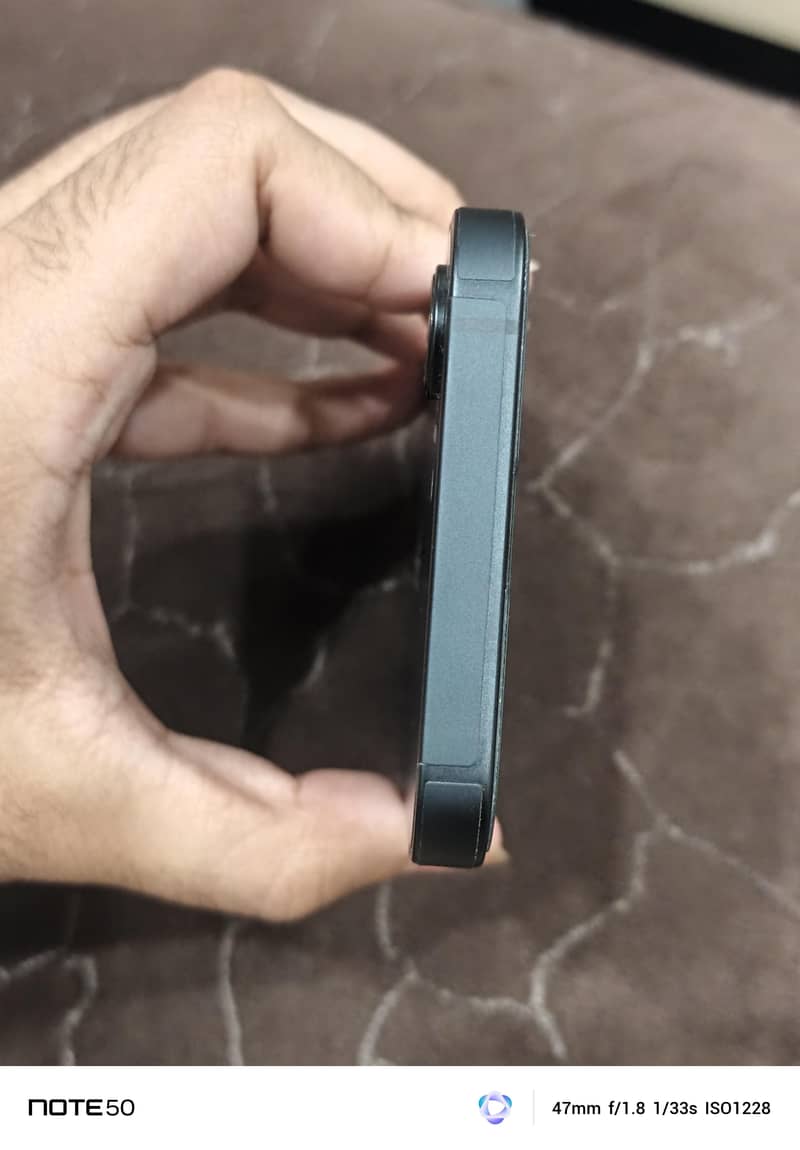 Apple iPhone 16e 4