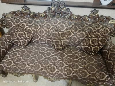 Chinyoti 7 Seater Sofa set for sale with Table.