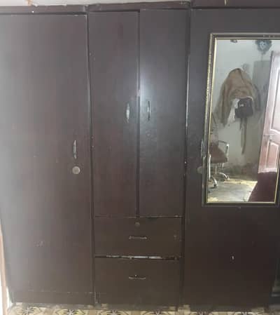 larki ki almari patex  ki h kabzy wali h zyada use nhi hoy 1 use ki h