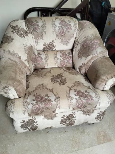 7 seater sofa hai kahi say harab nahi hai ok hai