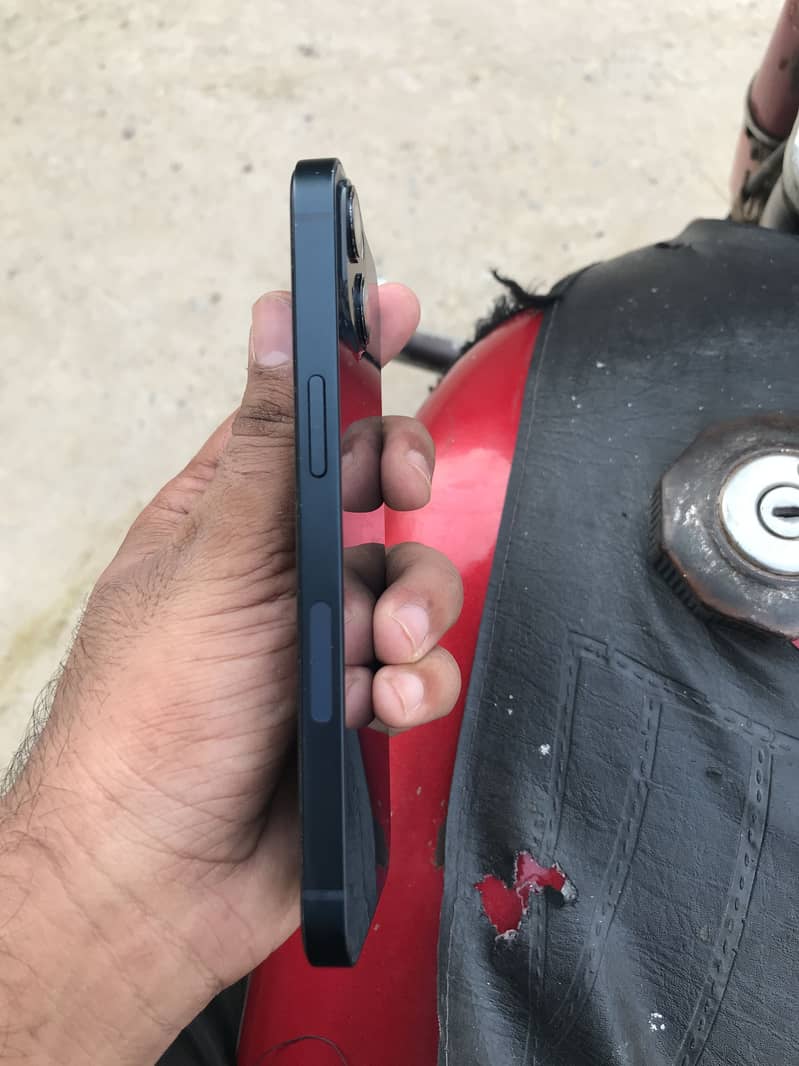 Apple iPhone 13 4