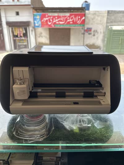 Sheet cutting machine