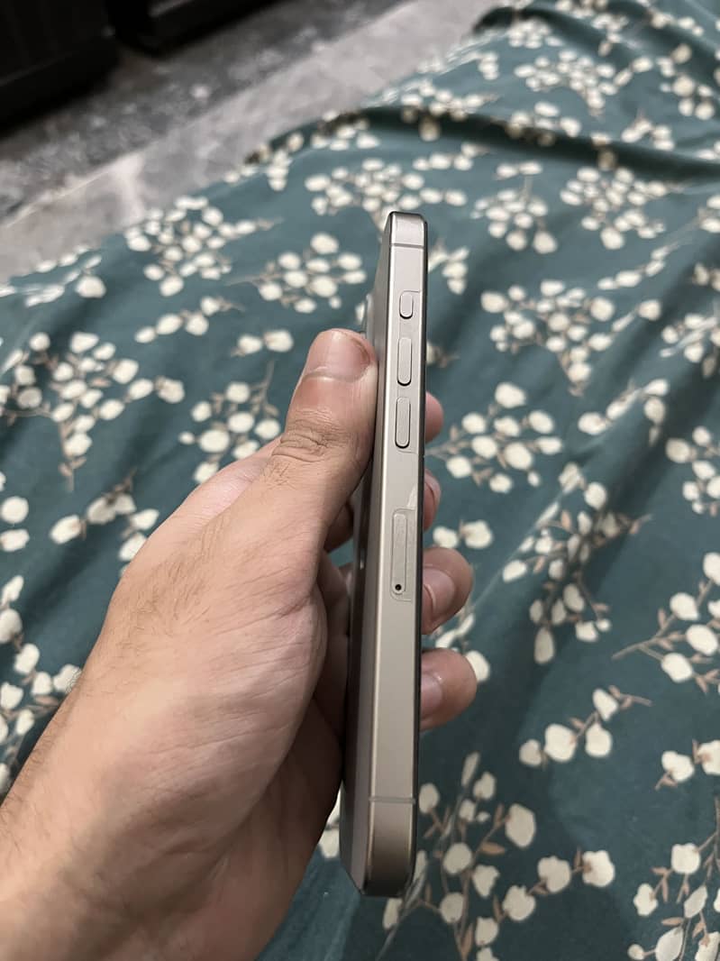 iPhone 15 pro 4