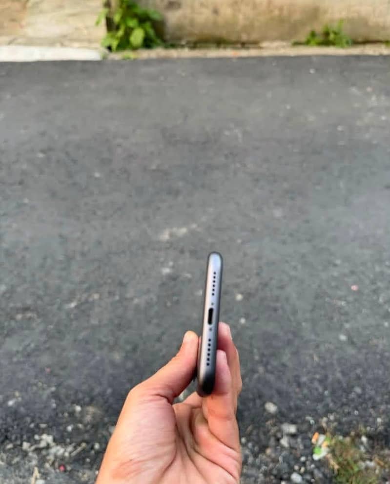 iPhone 11 | 64 4