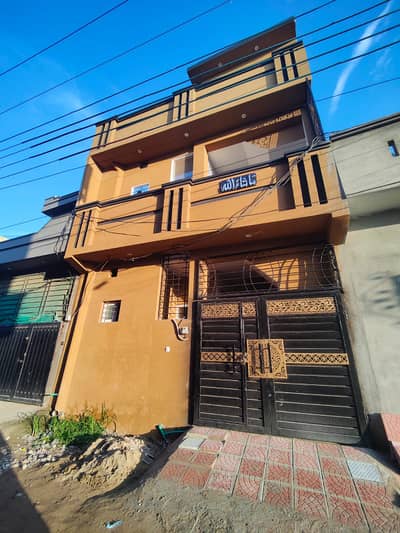 4.5 Marla double story double kitchen house available for rent required short Family gas not available Pani water supply week me 1 baar