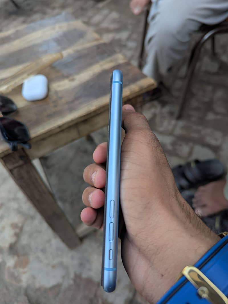 IPhone Xr 4