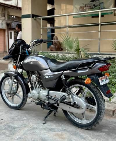 110 bike Suzuki bahut pyari hai aur main yah majburi man bhejna hai. .