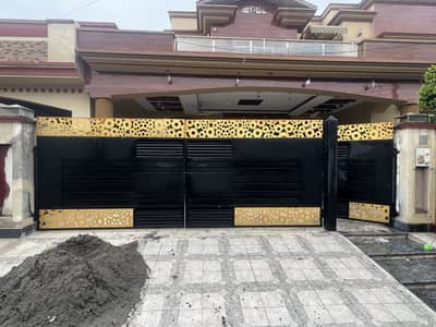 Main gate 20 ft
