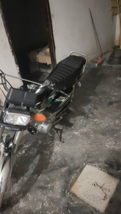 125 Motorcycle Black color unregistered 11000km driven