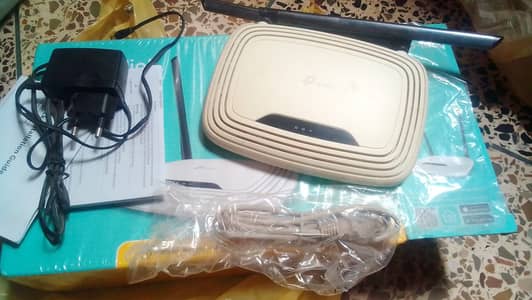 TP LINK ROUTER 300mbps  Wirless N ROUTER  TL WR841N