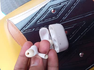 AirPods Pro bahr sy aye thy