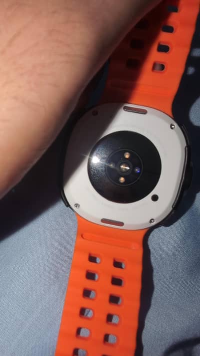 Samsung Galaxy watch 8 classic 10/10  with 5 straps and cover box also