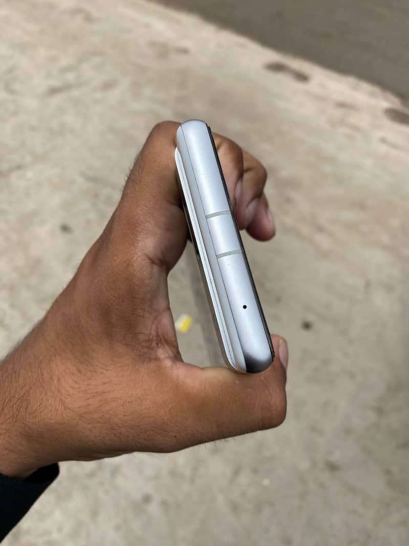 Google Pixel 7a 2