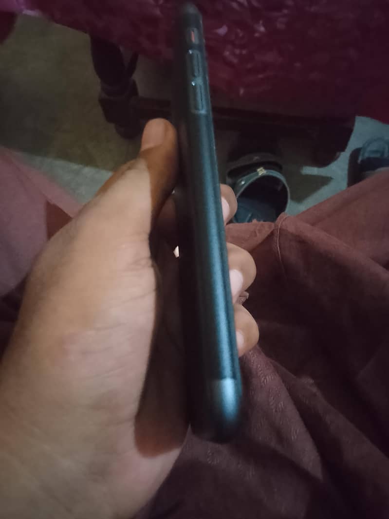 Apple iPhone 11 4