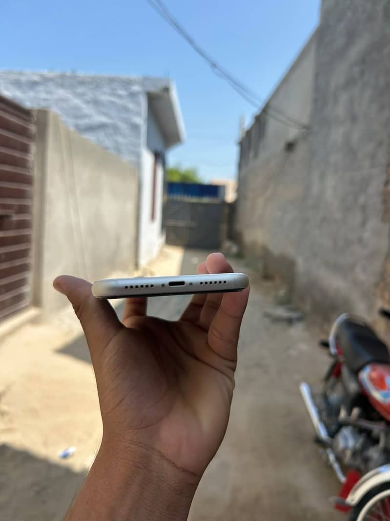 Apple iPhone 11 3