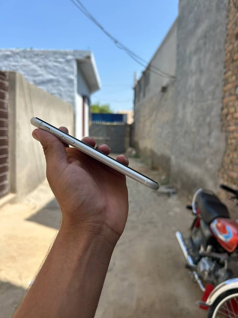 Apple iPhone 11 4