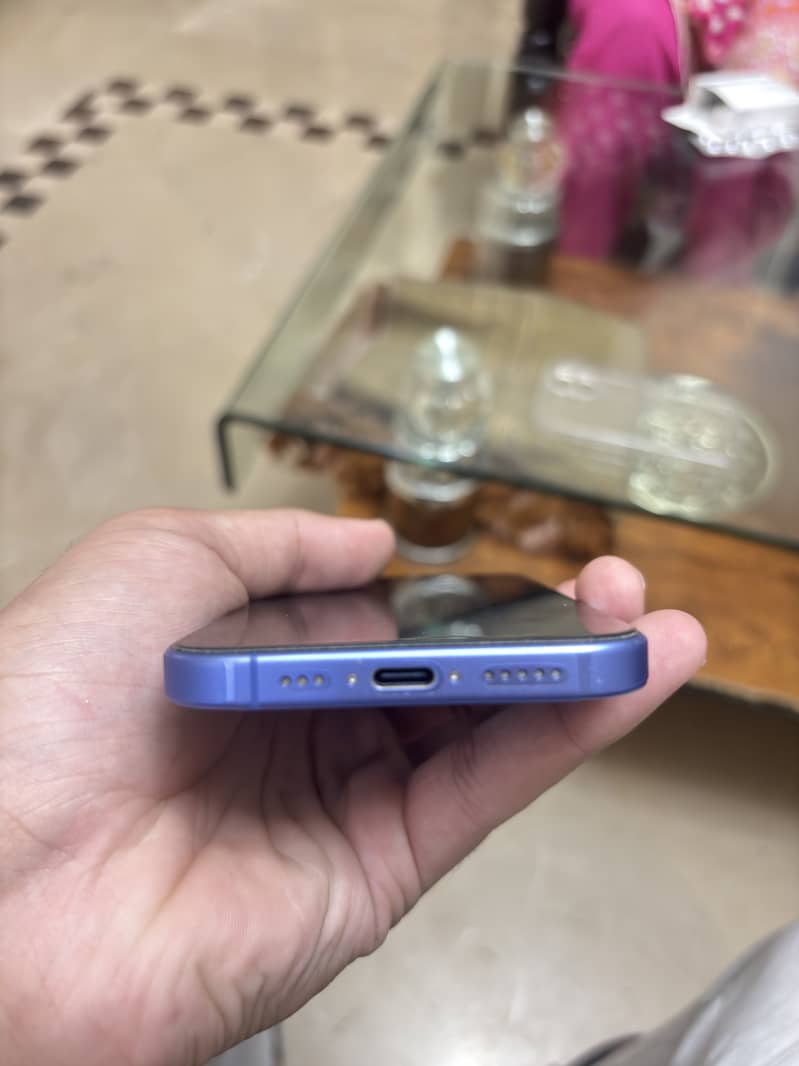 Apple iPhone 16 4