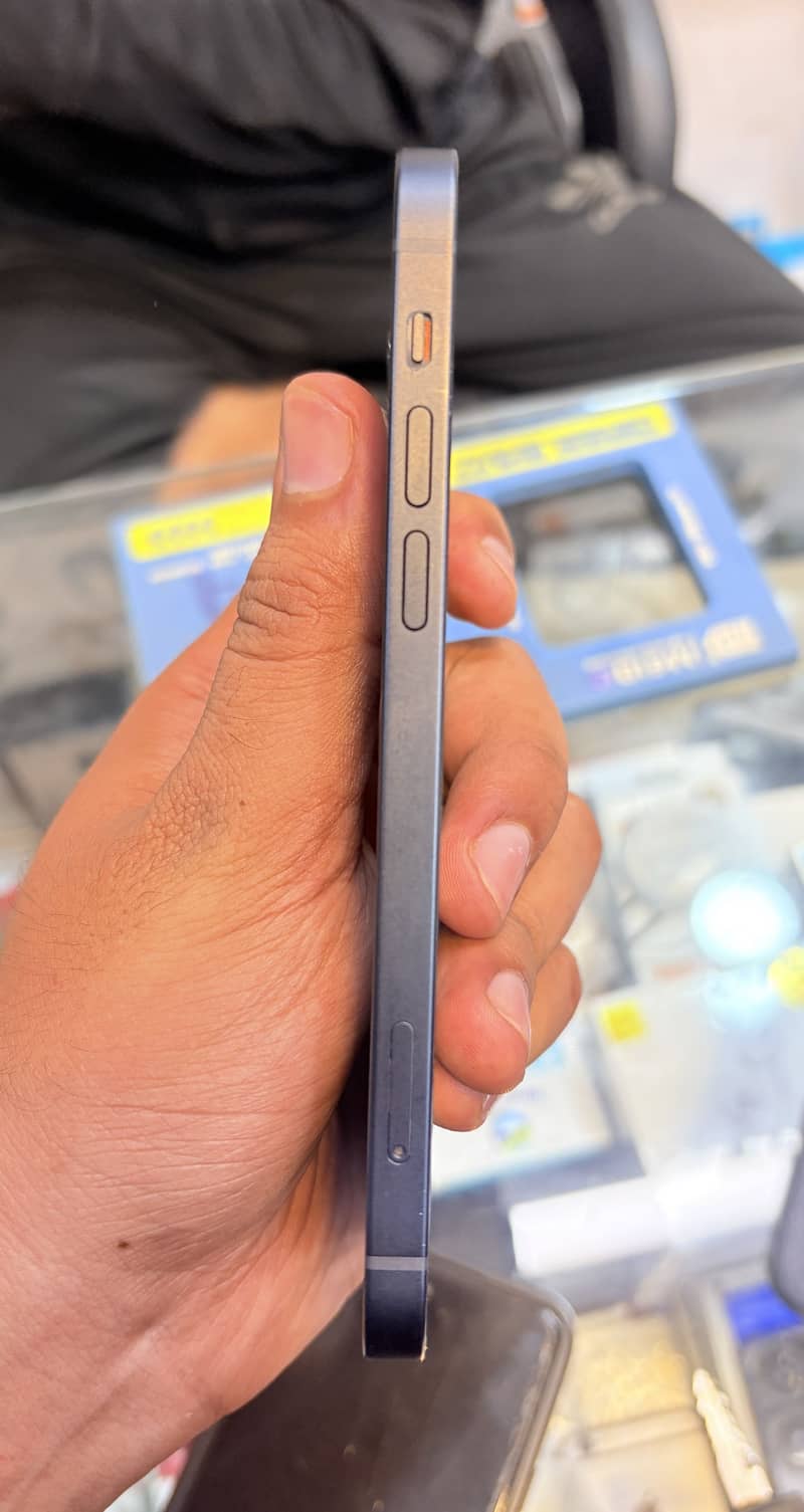Apple iPhone 12 4