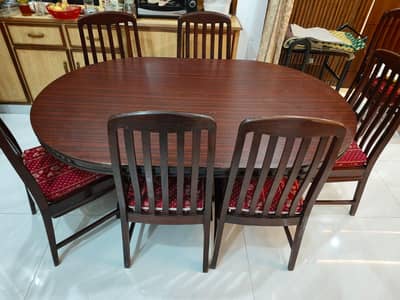 beautiful daning table. neat and clean