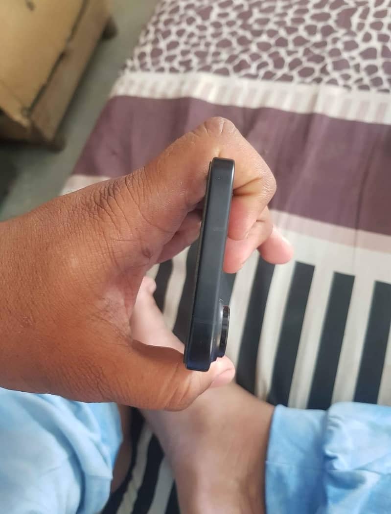 Apple iPhone 16 0