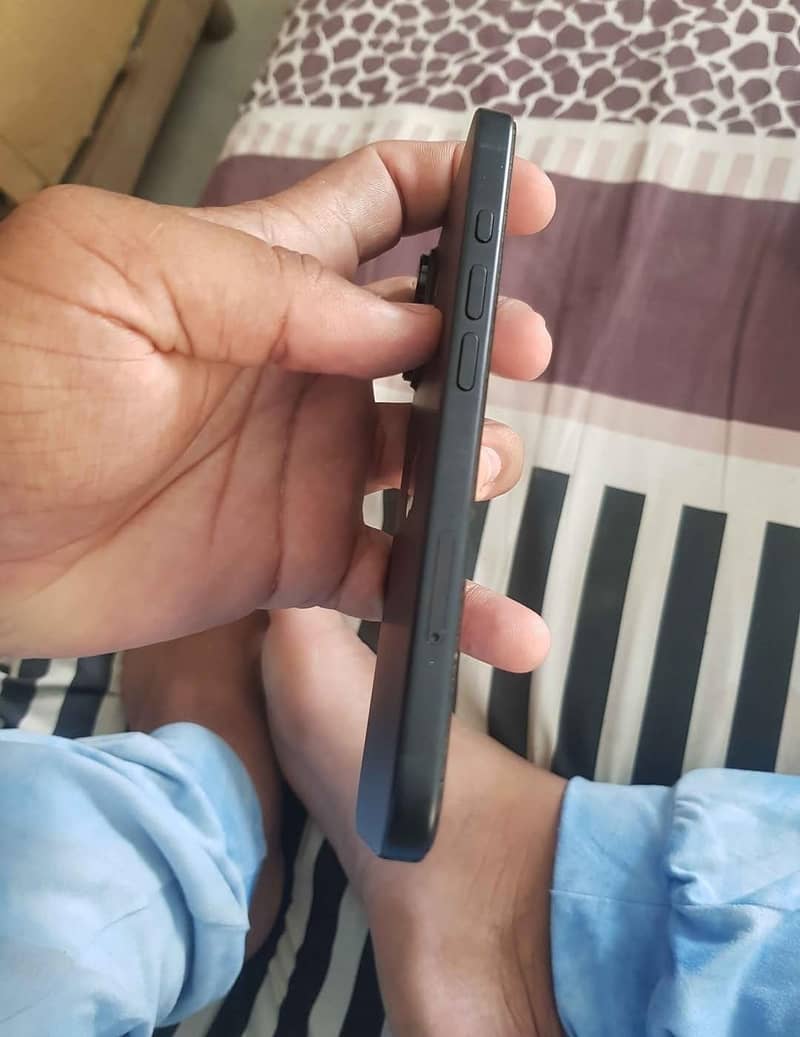 Apple iPhone 16 2