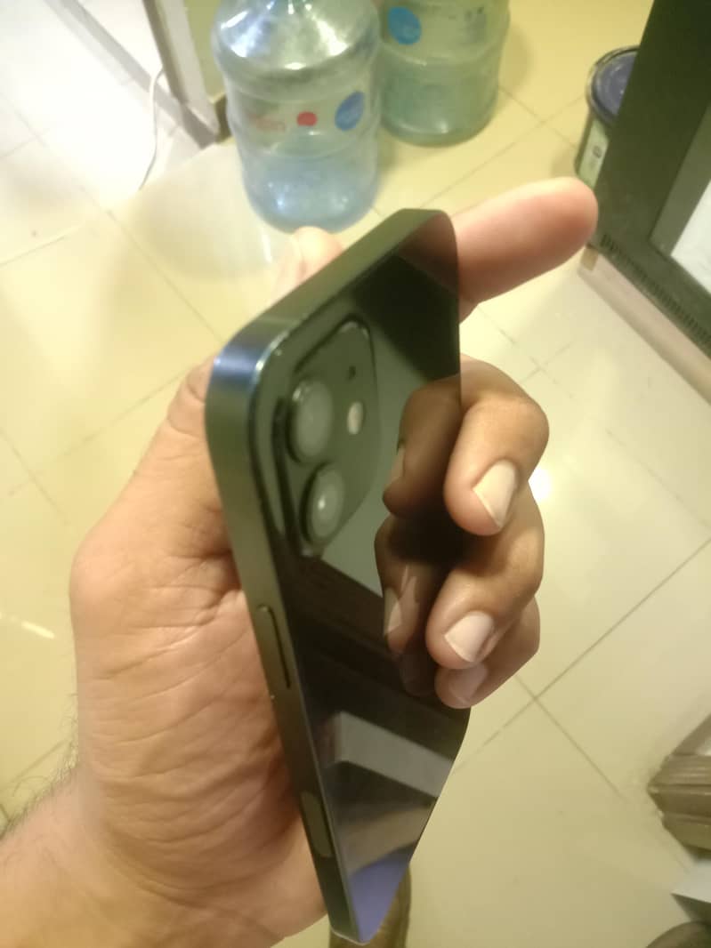 Apple iPhone 12 4