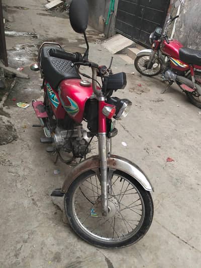 number Gujranwala ka he name lahore KY bndy KY pass he