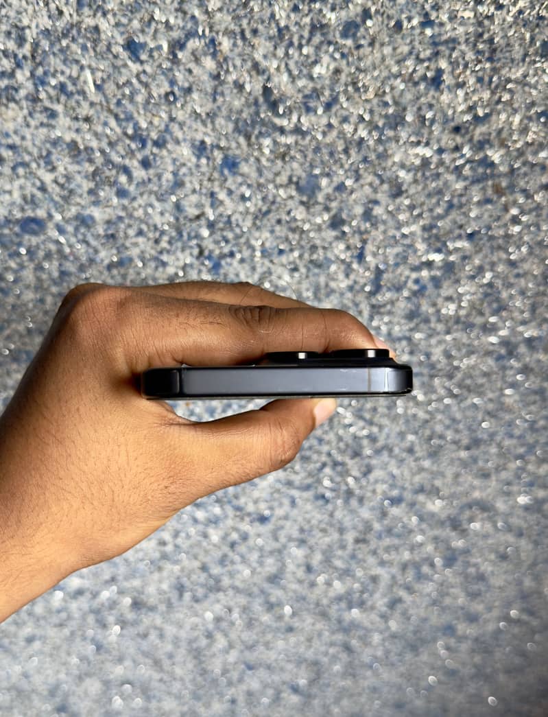 iPhone 15 Pro Max 2