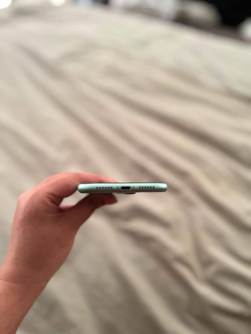 iPhone 11 4