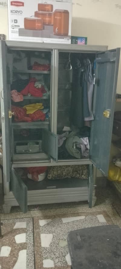 I sell my wardrobe almari A1 condition with negotiable price 12000/rs