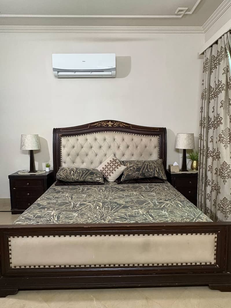 Bed with side tables 0