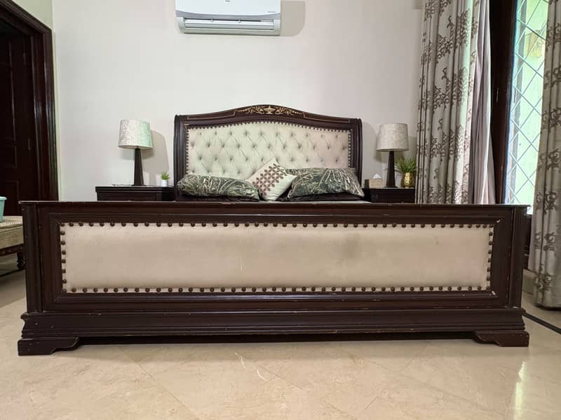 Bed with side tables 4