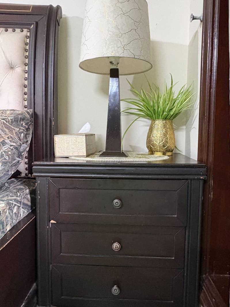 Bed with side tables 5