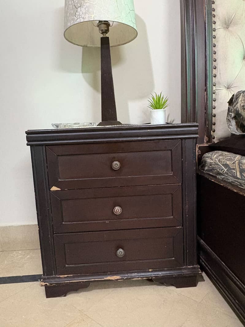 Bed with side tables 6